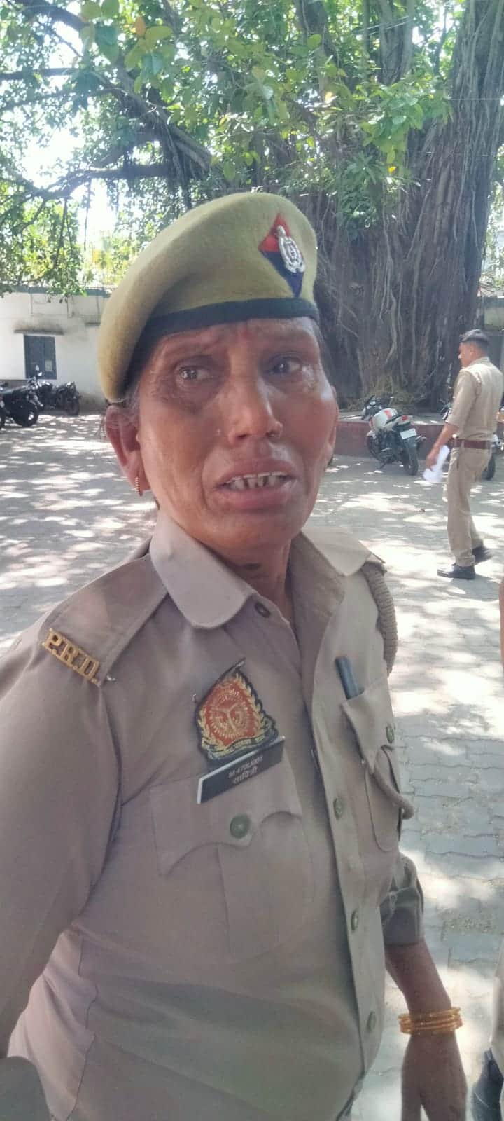 फोटो 11 एचएएमपी 18- कोतवाली परिसर में बिलखती हुई महिला पीआरडी। संवाद