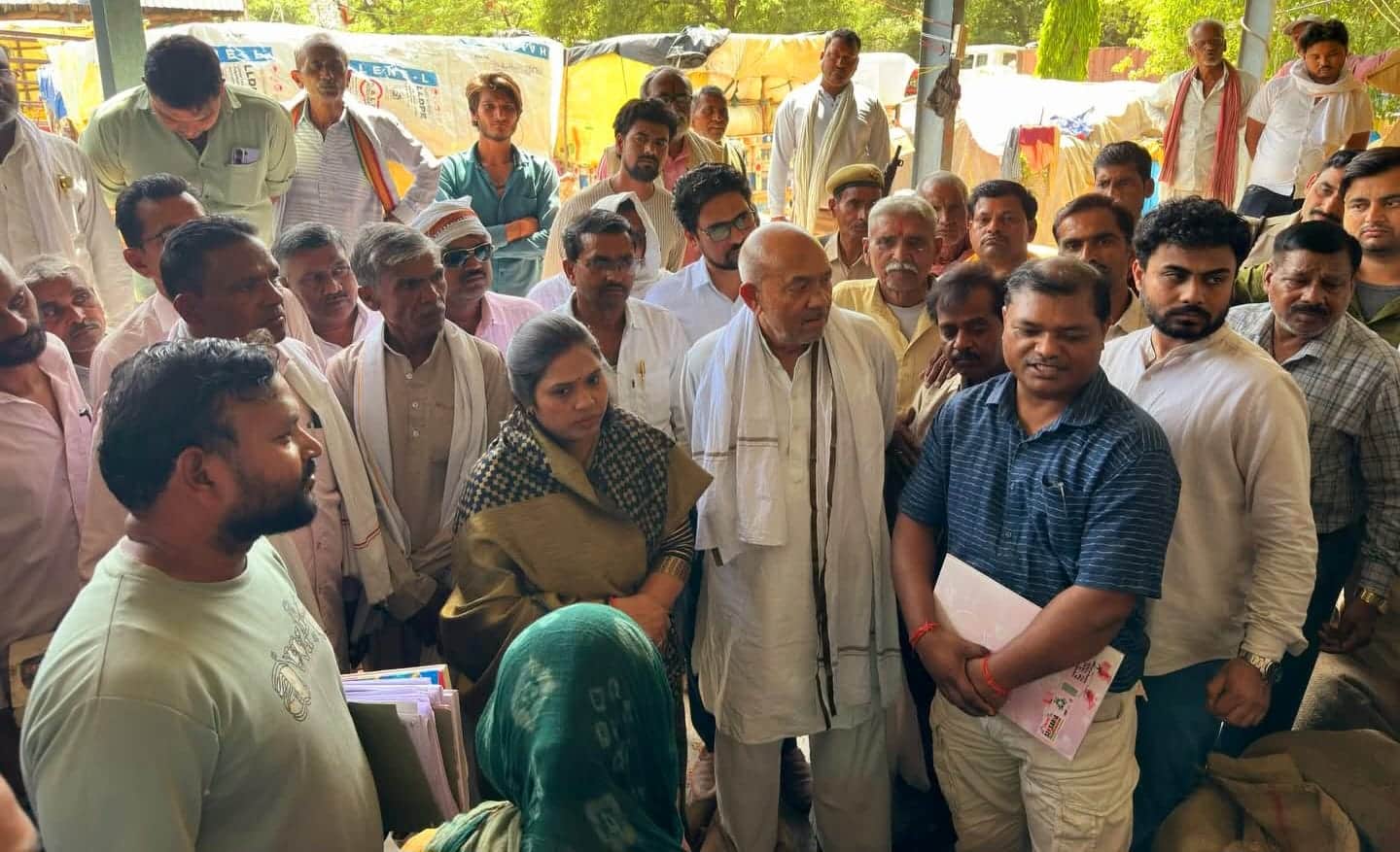 फोटो 11 एचएएमपी 19- राठ के गल्ला मंडी गेंहू खरीद केंद्र में किसानों से जानकारी लेती विधायक मनीष