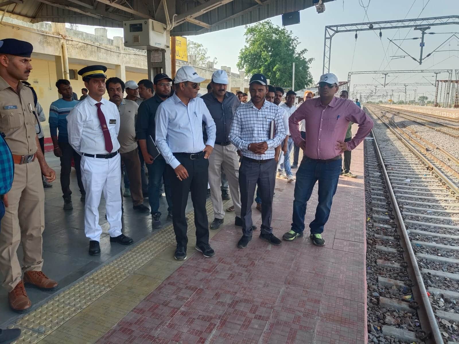 फोटो 11 एचएएमपी 27- रागौल स्टेशन का निरीक्षण करते डीआरएम। संवाद