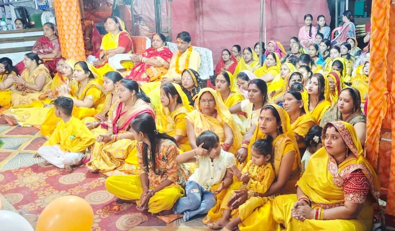 फोटो-12- सादुल्लाहनगर बाजार में चल रही श्रीमद्भागवत कथा में मौजूद श्रद्धालु। स्रोत आयोजक