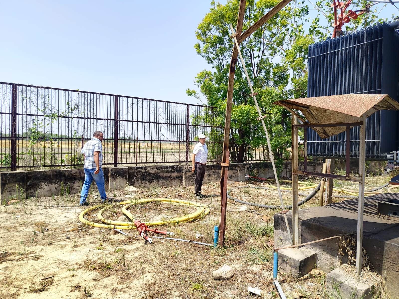 फोटो 18 उपकेंद्र मंछना का निरीक्षण करते एसई मुकेश कुमार। स्रोत निगम