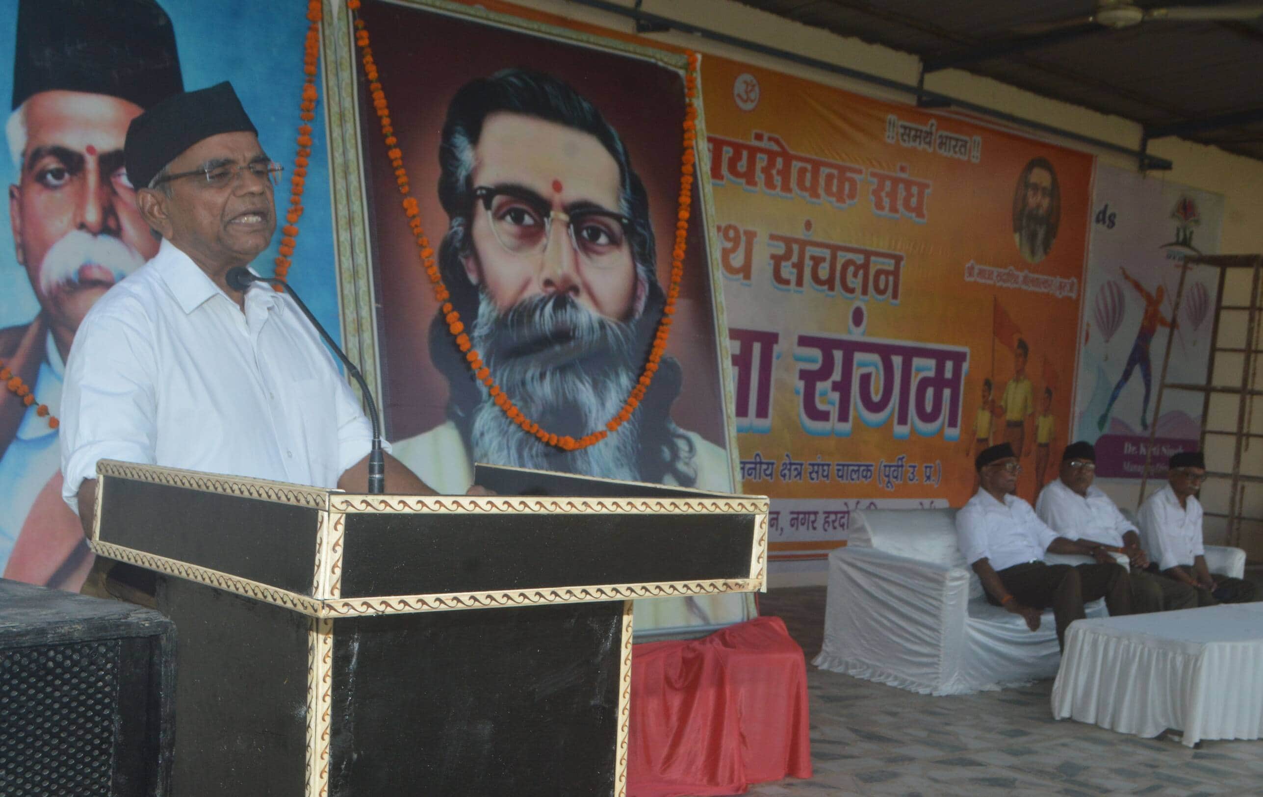 फोटो-19-कार्यक्रम को संबोधित करते आरएसएस के क्षेत्र संघ चालक कृष्ण मोहन। संवाद