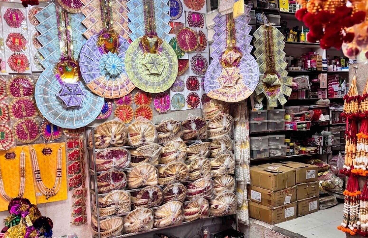 फोटो- 26- दुकान पर सजे नोटो की माला व दूल्हे की पगड़ी। संवाद