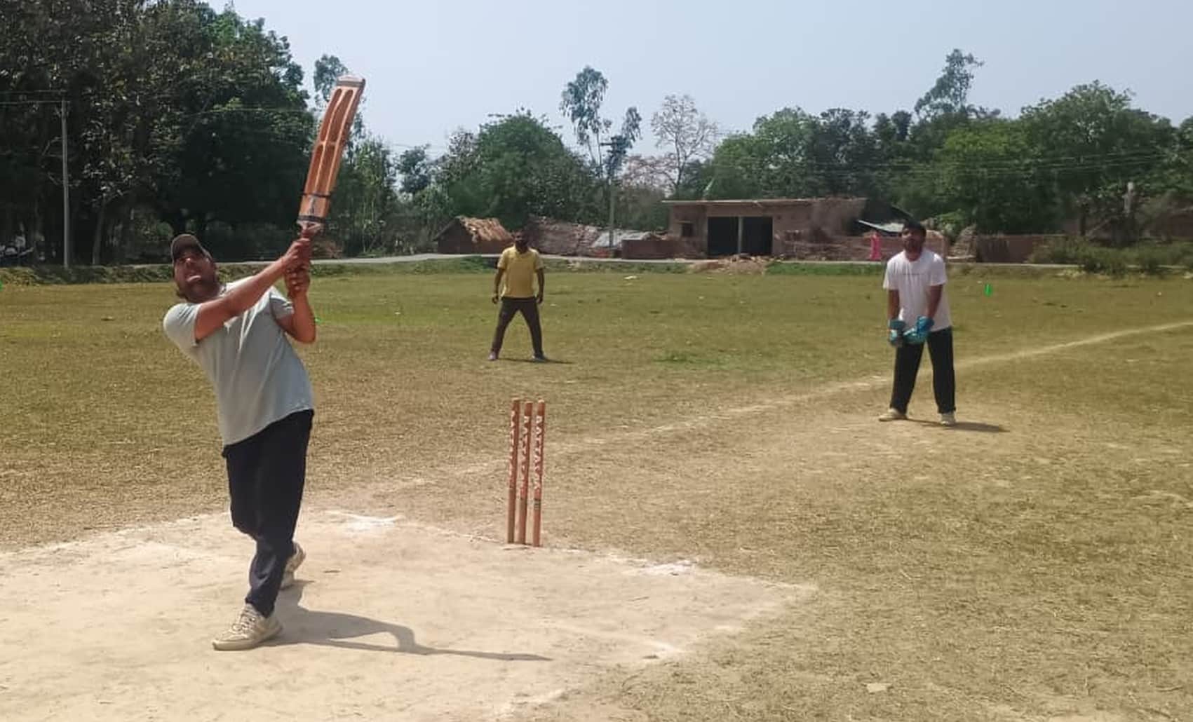 फोटो-27- बलरामपुर के शिवपुरा मैदान में आयोजित क्रिकेट प्रतियोगिता में शॉट लगाते खिलाड़ी। स्रो