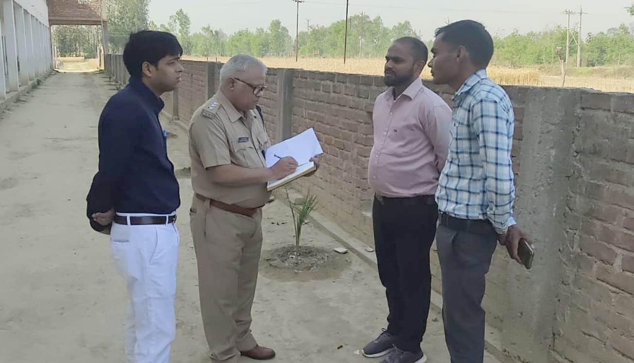 फोटो-3- उतरौला में स्कूल प्रबंधक को ऑनलाइन डाटा फीडिंग के बारे में जानकारी देती टीम। स्रोत विभा