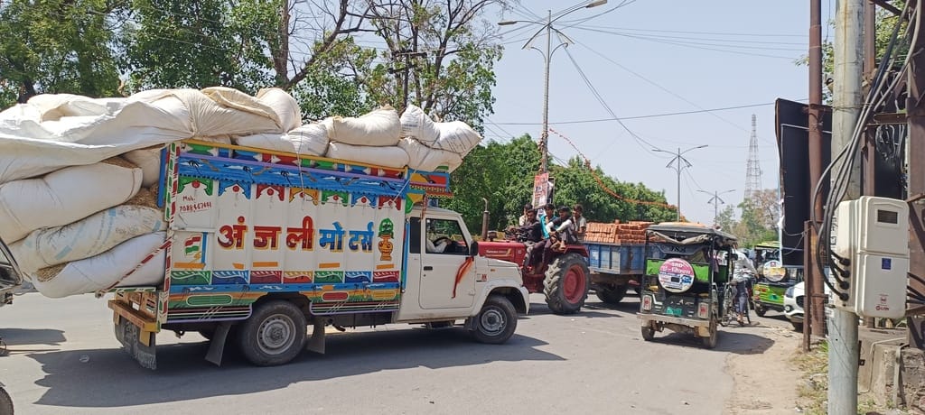 mainpuri news road jam