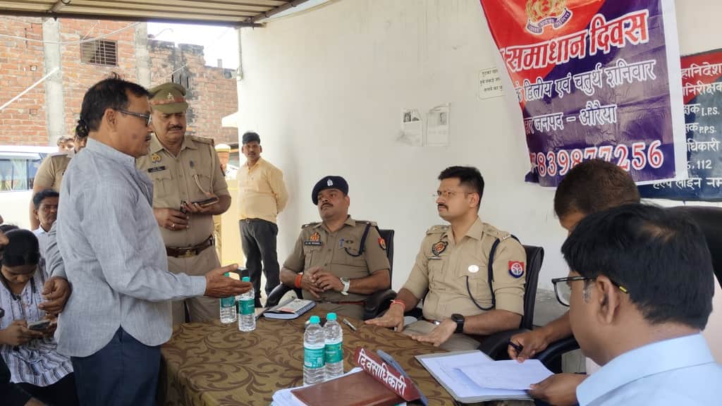 फोटो-31-सहार में शिकायतें सुनते एसपी, एएसपी व एडीएम।संवाद