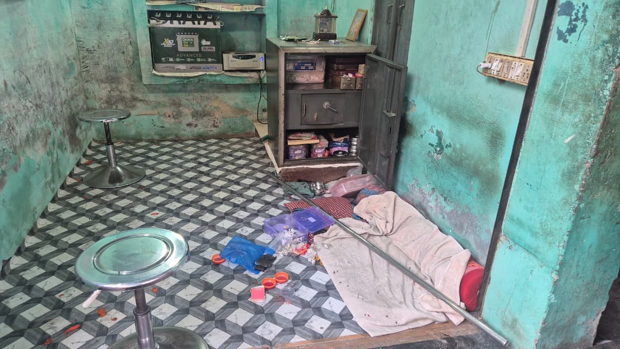 Dispute over increased sanitation fees, police station resorts to lathi charge