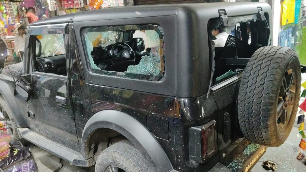 Thar hits pedestrians, angry mob vandalises vehicle