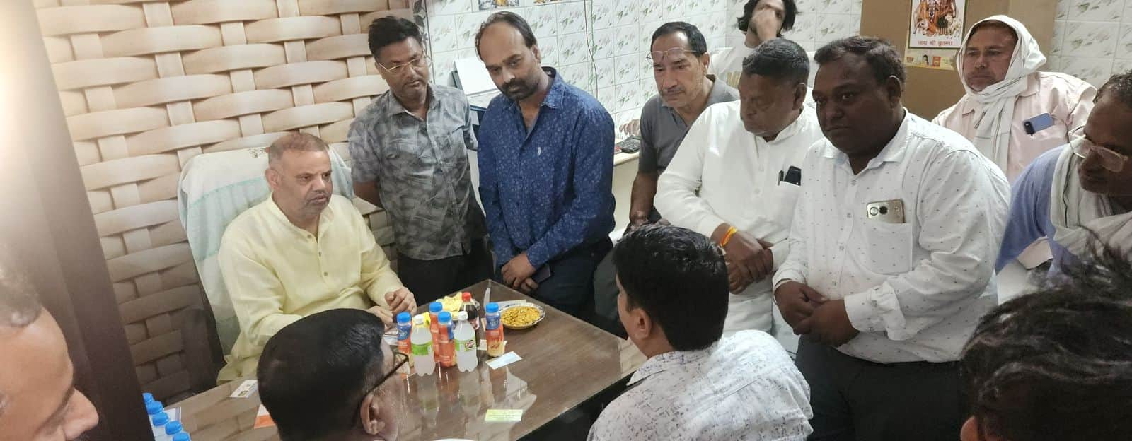 फोटो : सोनीपत की गन्नौर अनाज मंडी में किसानों और आढ़तियों की समस्याएं जानते वरिष्ठ भाजपा नेता दे