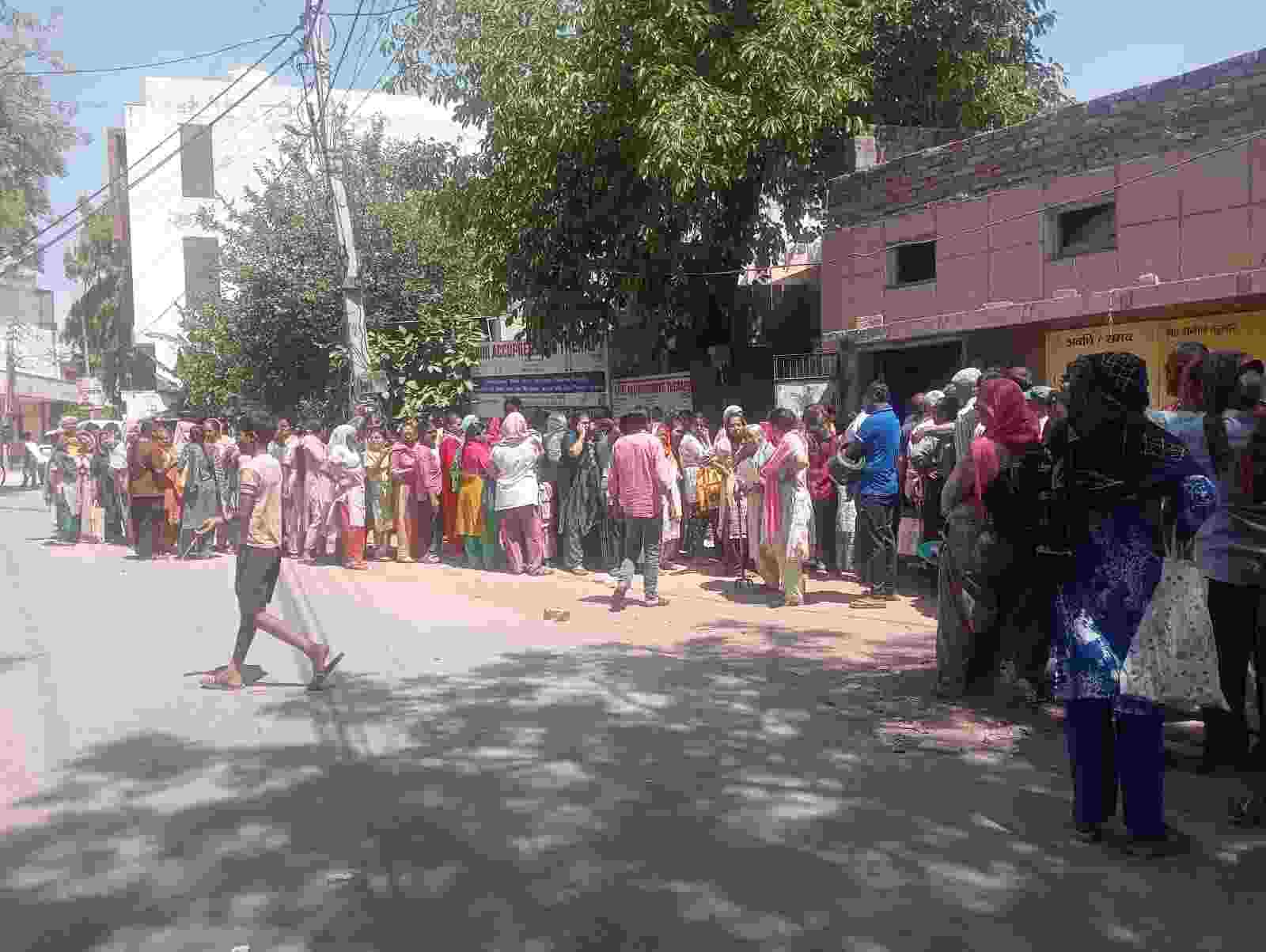 फोटो : सोनीपत के मॉडल टाउन में राशन डिपो के बाहर लगी उपभोक्ताओं की लाइन। स्रोत: पाठक