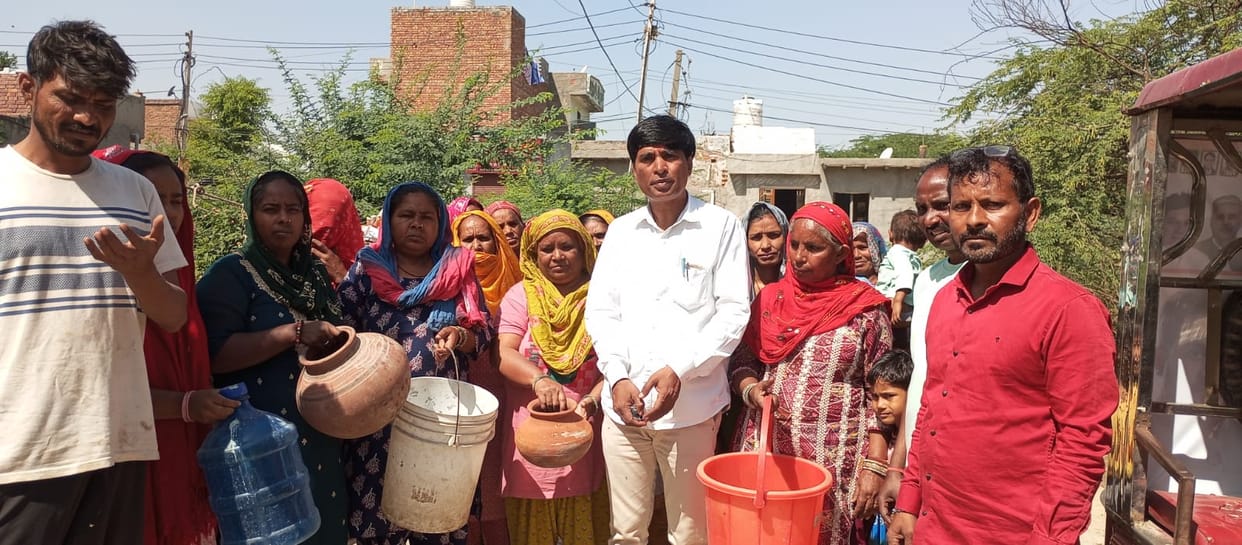 A demonstration was held in Devi Lal Colony by breaking pots to demand drinking water.