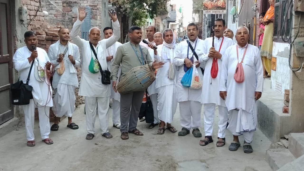 फोटो : सोनीपत के विशाल नगर में प्रभात फेरी निकालते इस्कॉन प्रचार समिति के पदाधिकारी। स्रोत: 