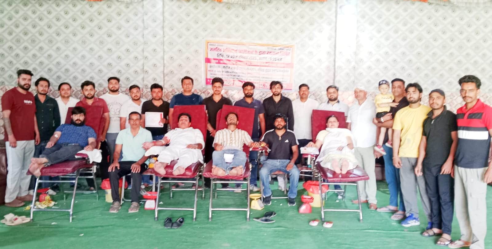 फोटो : सोनीपत में महलाना रोड पर आयोजित शिविर के दौरान रक्तदाताओं के साथ जनहित अभियान फाउंडेशन