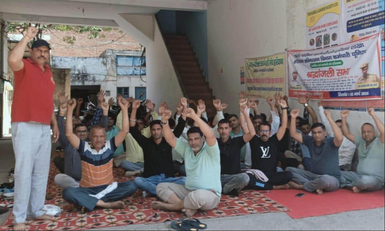 फोटो : सोनीपत नगर निगम कार्यालय में हड़ताल के चलते धरने पर नारेबाजी करते अग्निशमन कर्मचारी। 