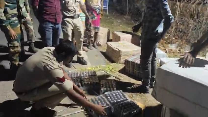 फोटो : तपकरा थाने के सामने यात्री बस से नशीली दवा की खेप पकड़ती पुलिस