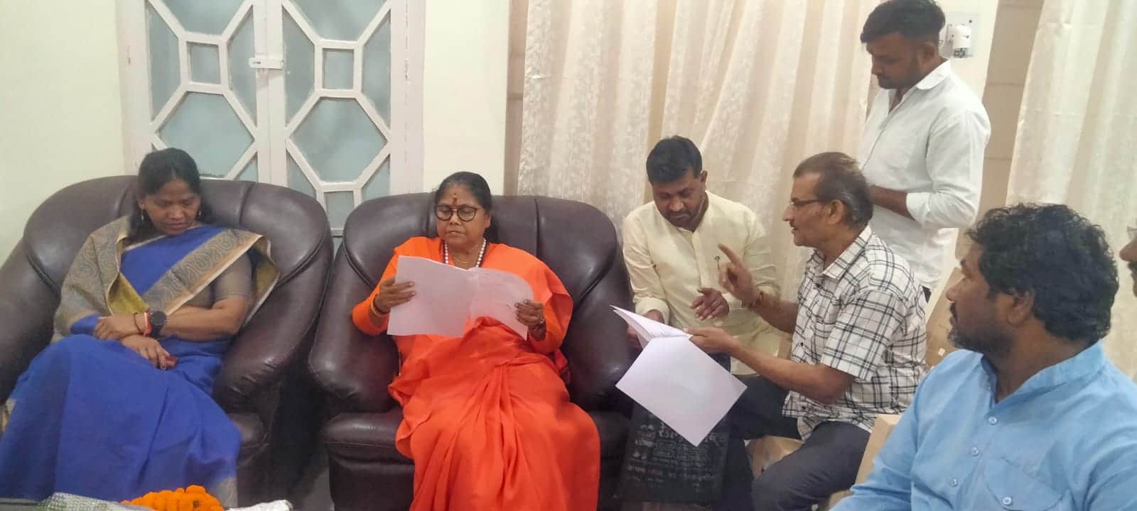 फोटो11एचएएमपी 26- शिकायतों को सुनती राष्ट्रीय पिछड़ा आयोग की अध्यक्ष। संवाद