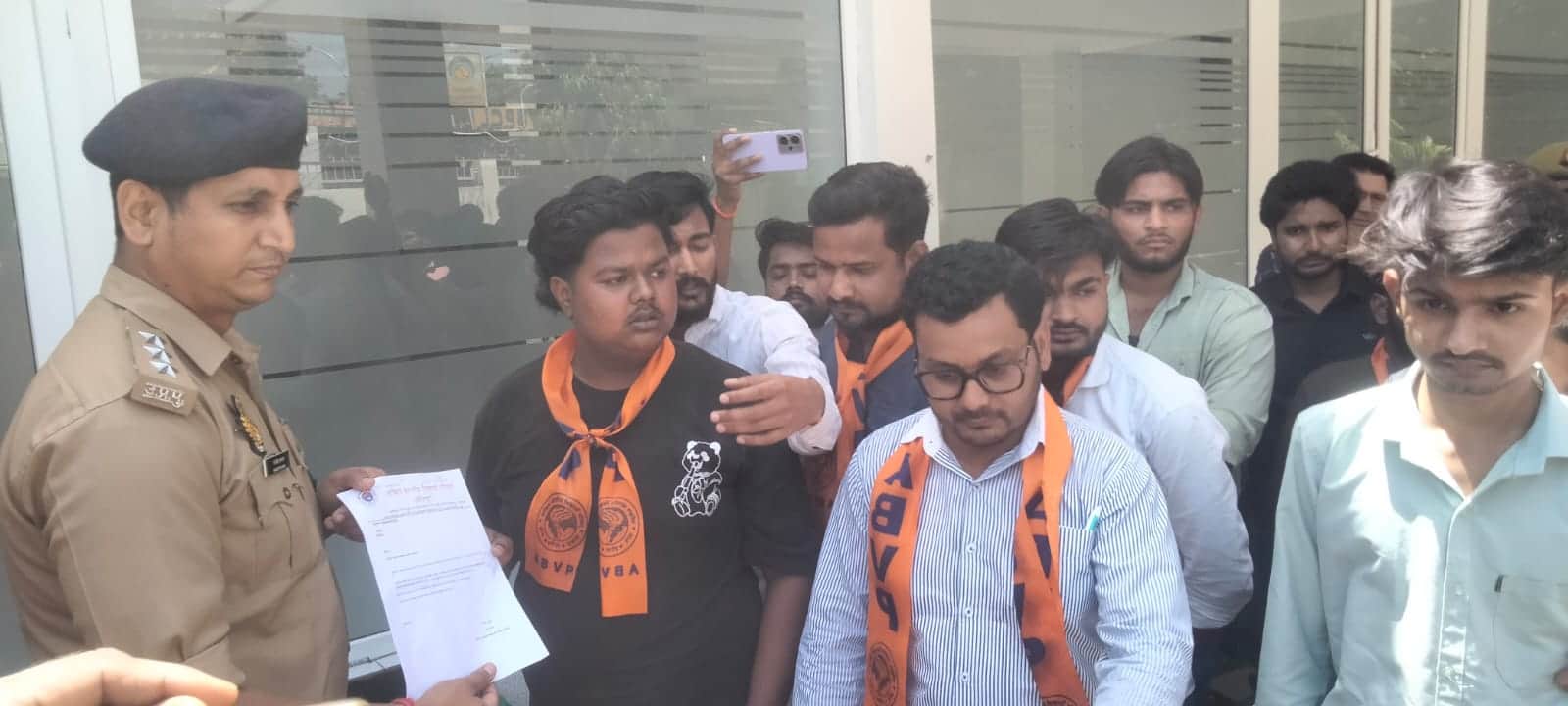 फोटो11एचएएमपी 29- क्षेत्राधिकारी को ज्ञापन देते एवीबीपी के कार्यकर्ता। संवाद