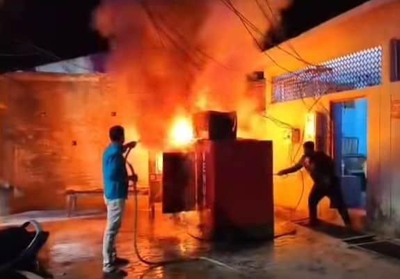 फोटो18सोरोंजी में हरि की पौड़ी किनारे रखे जेनरेटर में लगी आग को बुझाने का प्रयास करते पालिक