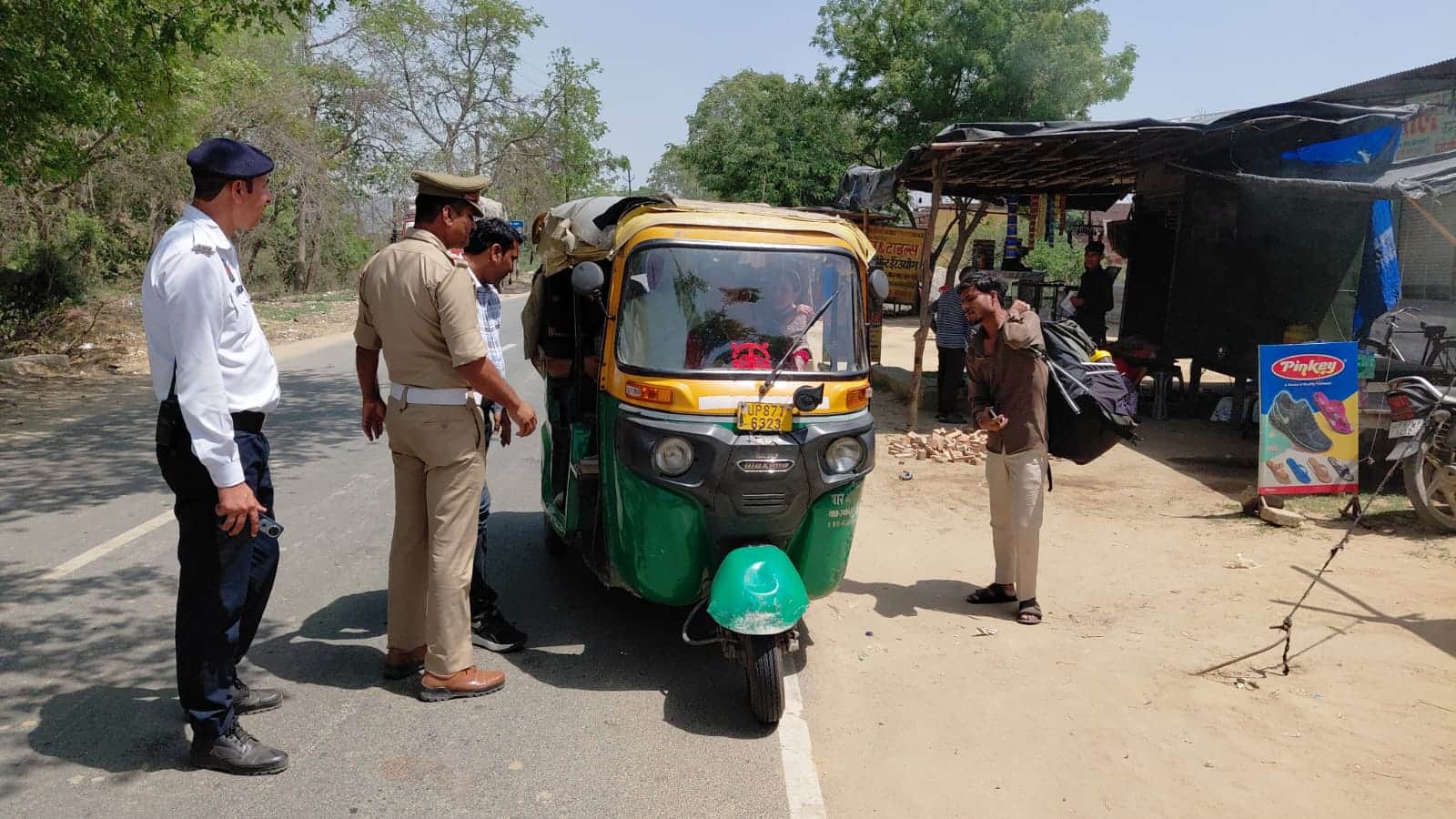 फोटो22कासगंज में वाहन चेकिंग करते टीएसआई । स्रोत:पुलिस मीडिया सेल