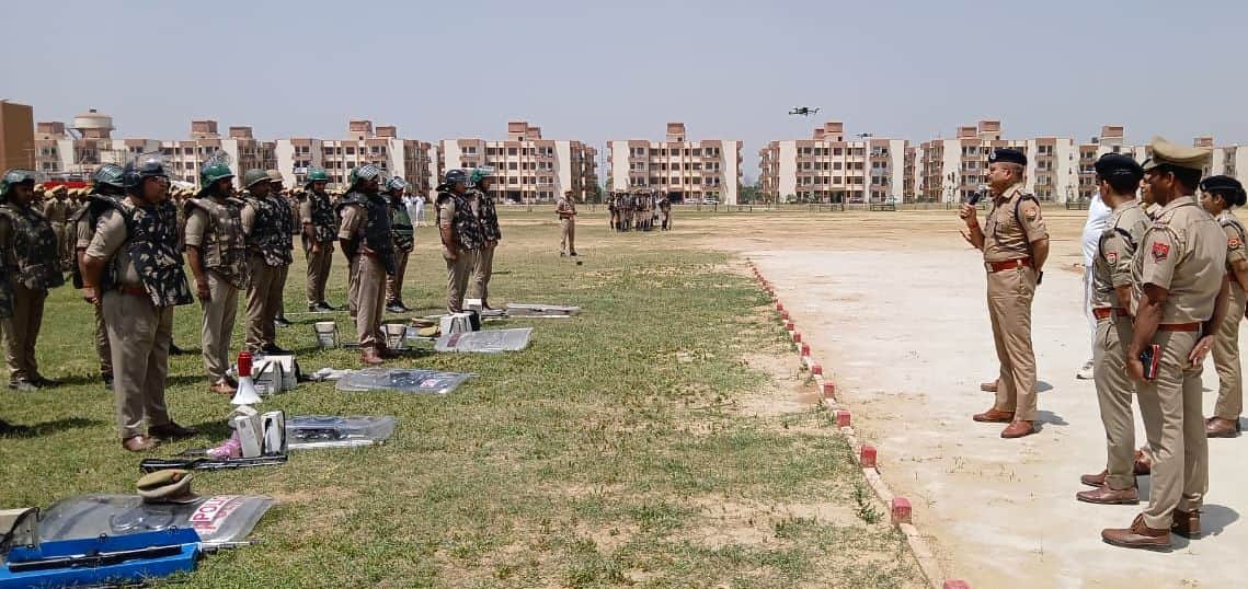 फोटो26पुलिस लाइन में दंगा नियंत्रण रिहर्सल में पुलिस कर्मियों को जानकारी देते एसपी ओम प्रकाश 