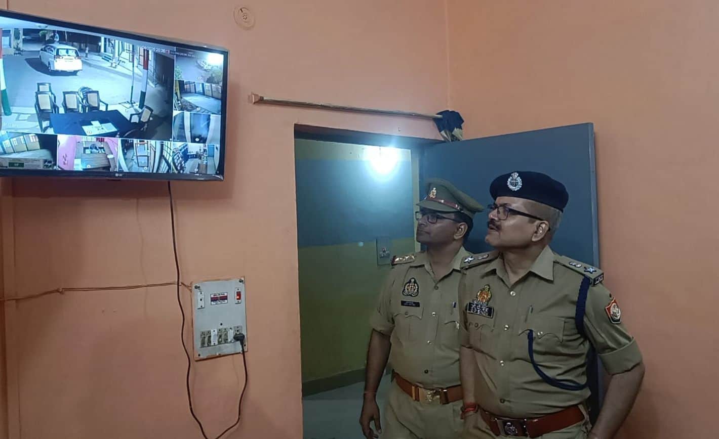 फोटो29ढोलना कोतवाली का निरीक्षण करते एसपी ओम प्रकाश सिंह। स्रोत:पुलिस मीडिया सेल