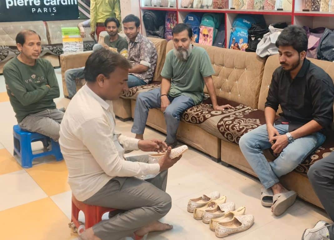 फोटो45कासगंज में एक दुकान से खरीदते जयपुरी नागरे। संवाद