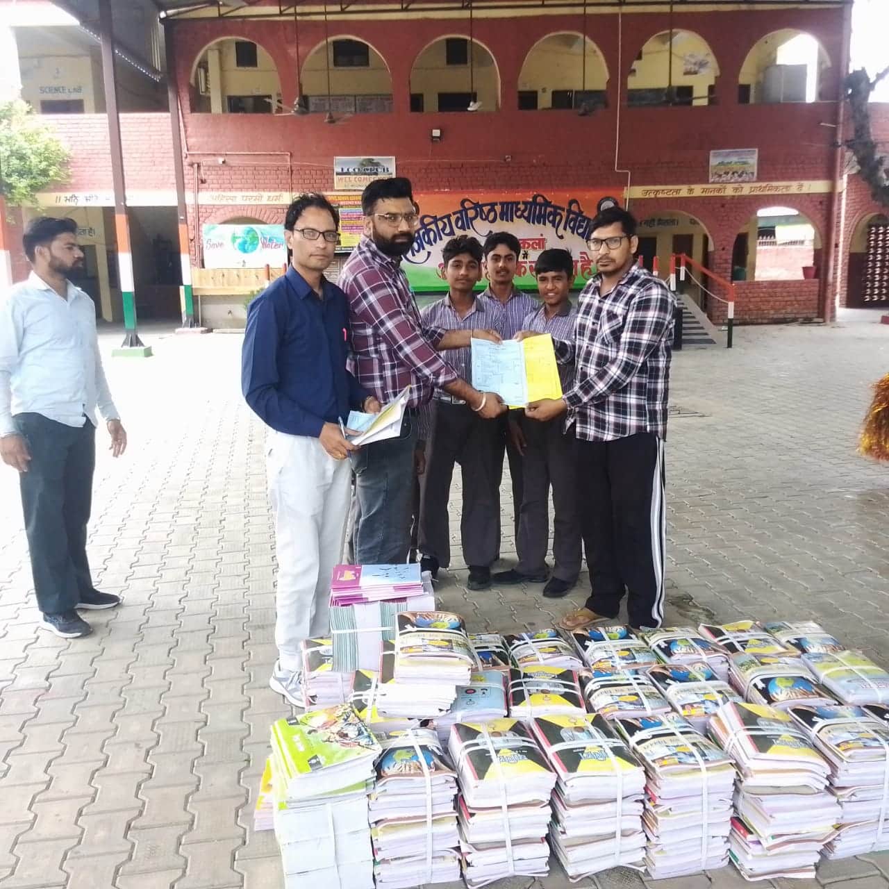 फतेहाबाद के सरकारी स्कूल में विद्यार्थियों को किताबें उपलब्ध करवाते हुए स्त्रोत शिक्षा विभ