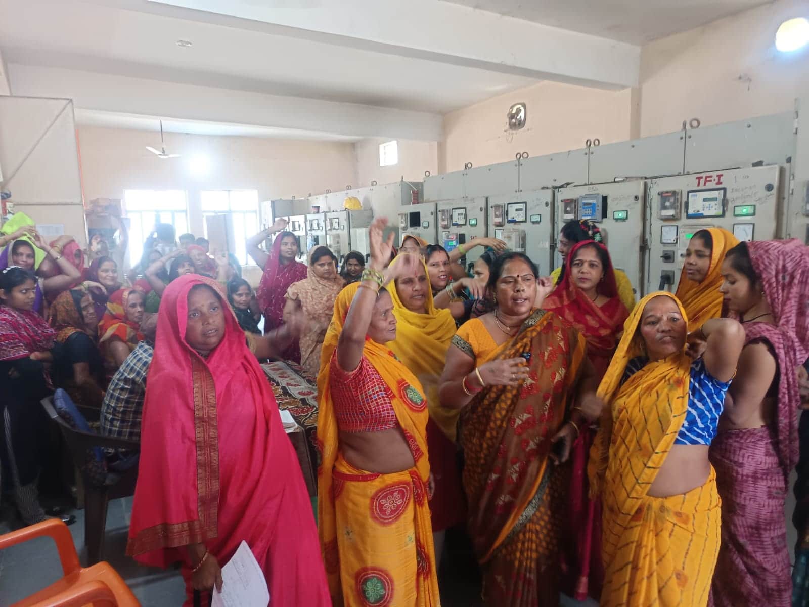 गंगा नगर स्थित ककरऊ कोठी फीडर पर स्मार्ट मीटर को लेकर हंगामा करती महिलाएं। संवाद