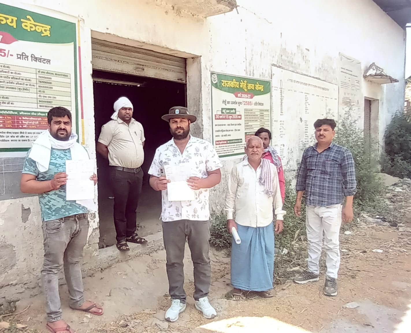 गेहूं बेचने के लिए क्रय केंद्र धनघटा पर पहुंचे किसान। संवाद