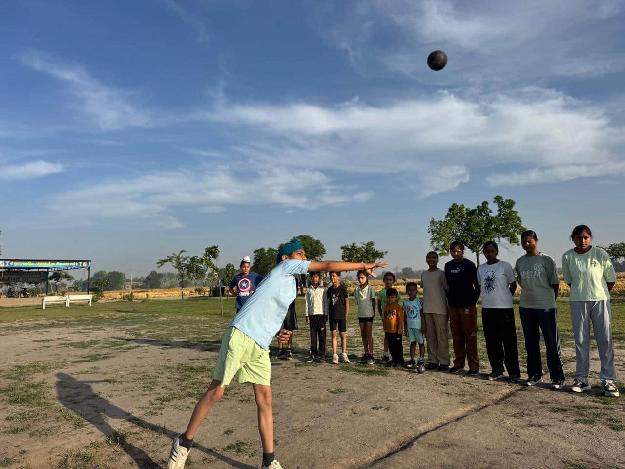 गुमटसर एकेडमी के खेल मैदान में में आयोजित खेल प्रतियोगिता में भाग  लेते हुए खिलाड़ी :संवाद