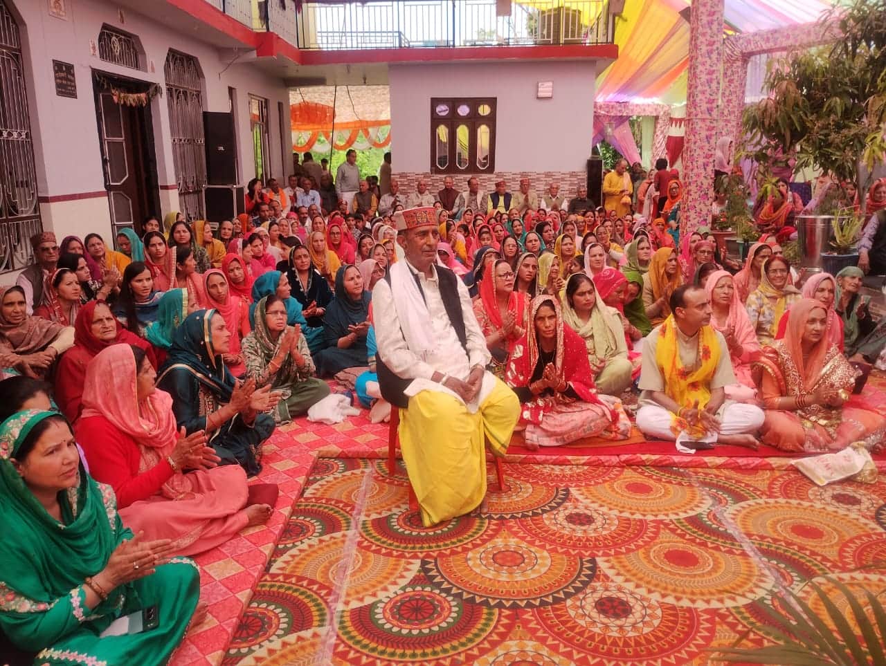 ग्राम पंचायत डिडवीं टिक्क्रर के गांव टिक्कर में आयोजित श्रीमद्भागवत कथा में उपस्थित श्रद्धालु क