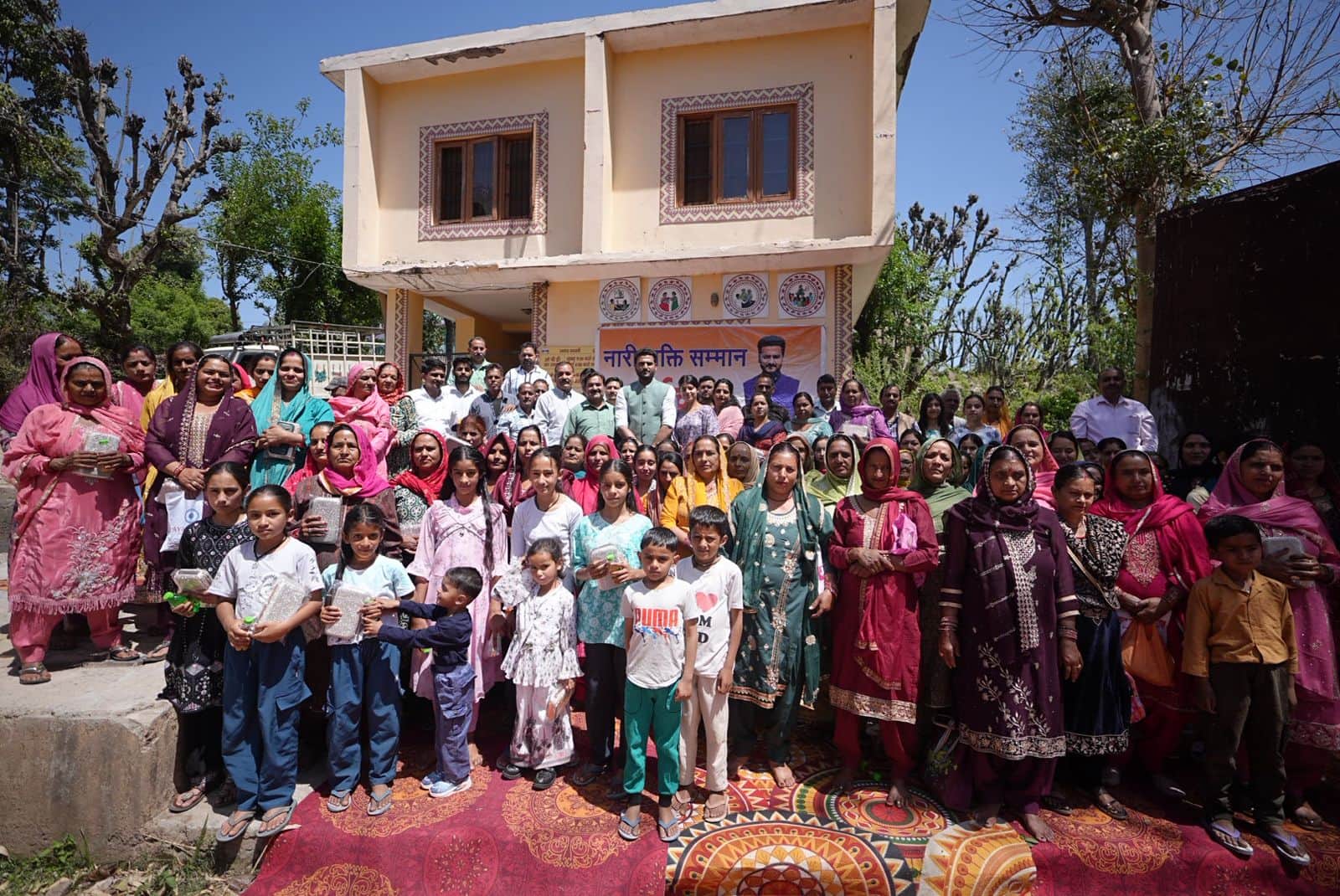 ग्राम पंचायत सिहड़ा में आयोजित महिला सम्मान समारोह कार्यक्रम में मौजूद महिलाएं व आयोजक। स्रोत आ