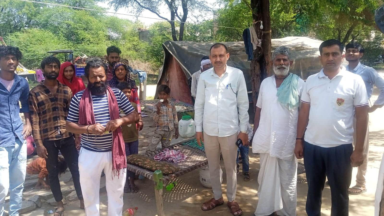 ग्रामीणों को नशे के खिलाफ जागरूक करती टीम। स्रोत : पुलिस