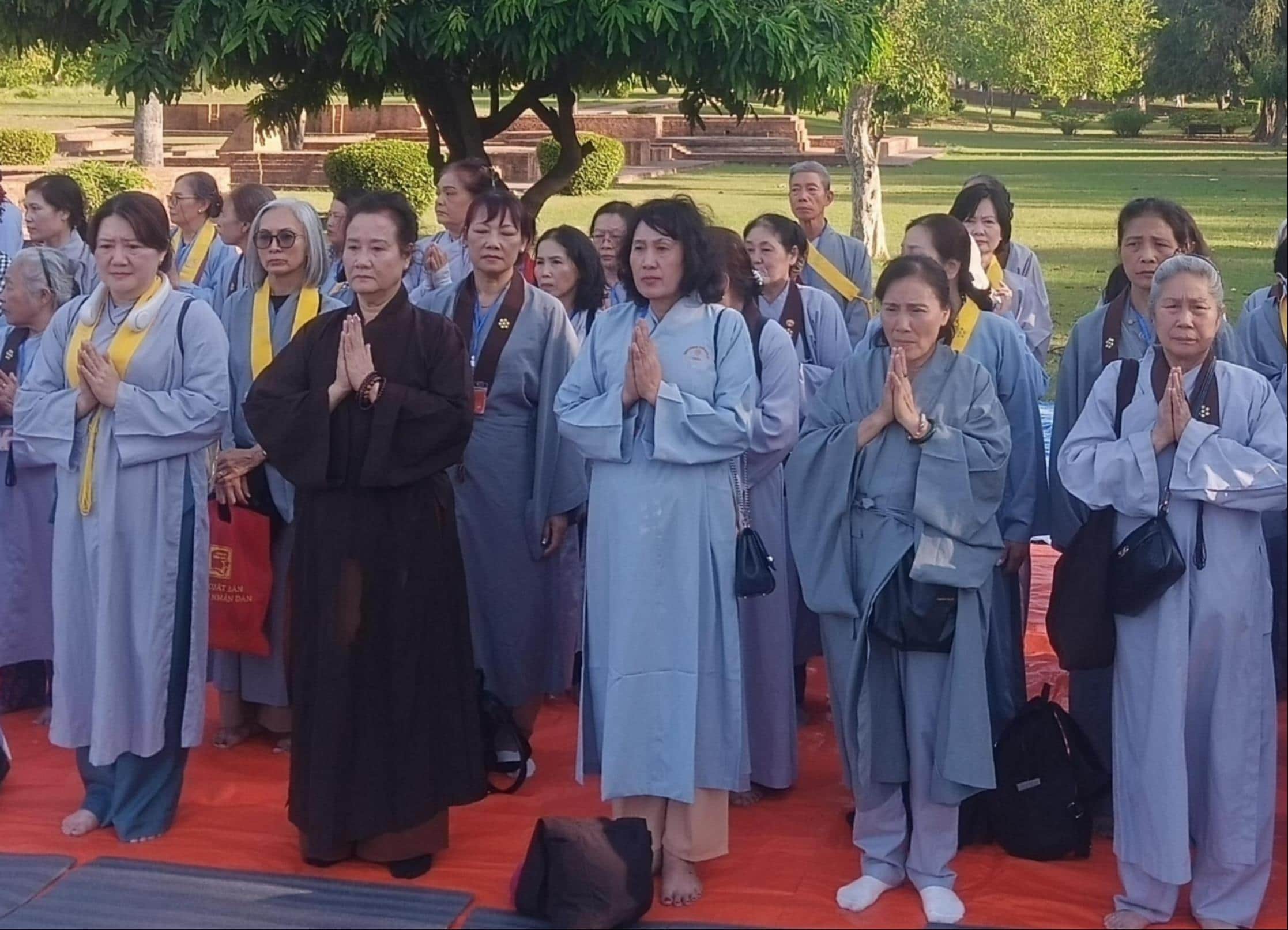 गंध कुटी में प्रार्थना करते वियतनाम के अनुयायी। - संवाद