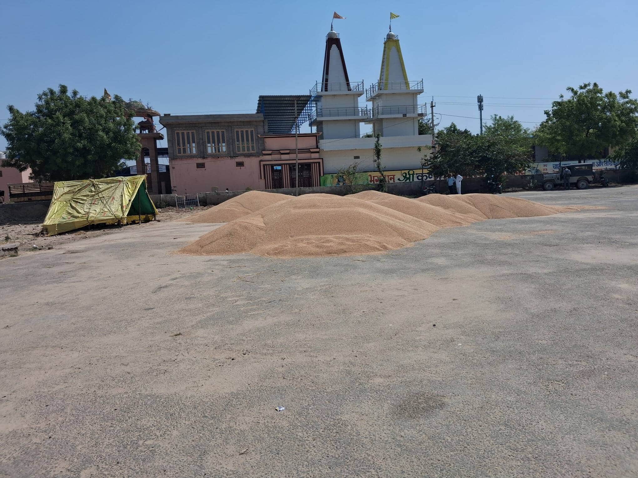 गांव चौटाला में स्थित सब यार्ड