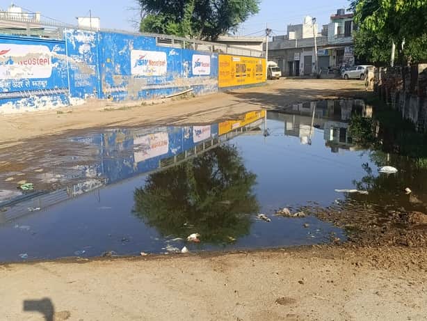 गांव कन्हड़ी की गलियों में भरा तालाब से ओवरफ्लो हुआ गंदा पानीसंवाद