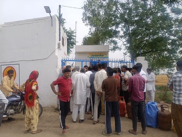 Waiting for four hours to get a gas cylinder