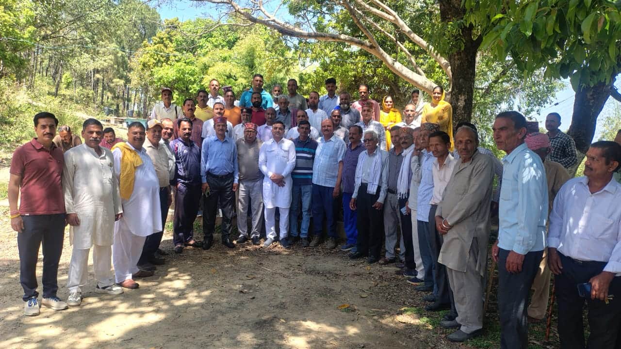 घुमारवीं की नई छंदोह पंचायत की बैठक में मौजूद ग्रामीण। स्रोत: ग्रामीण