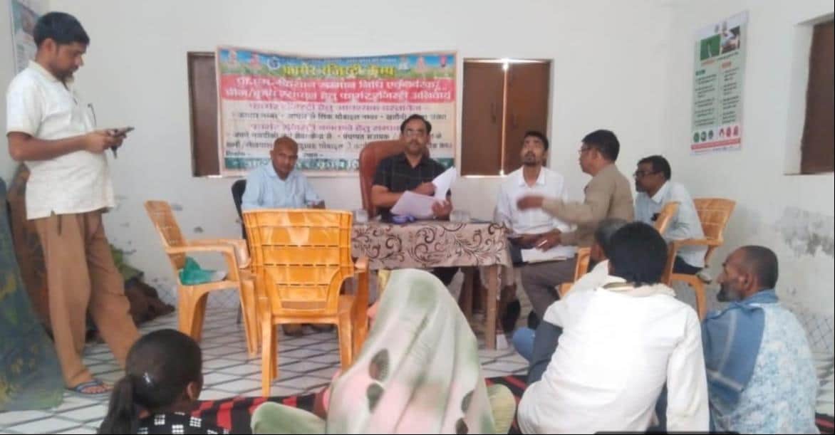 घोरावल ब्लॉक के डीबर गांव में फार्मर रजिस्ट्री का निरीक्षण करते उपकृषि निदेशक।स्रोत स्वयं