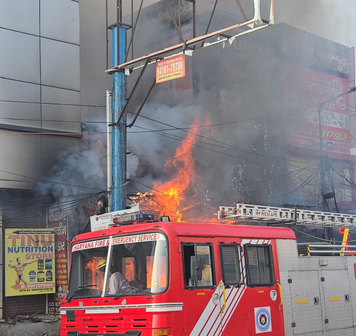 A fire broke out in a hardware store, the roof collapsed, and five fire engines extinguished it in two and a half hours.