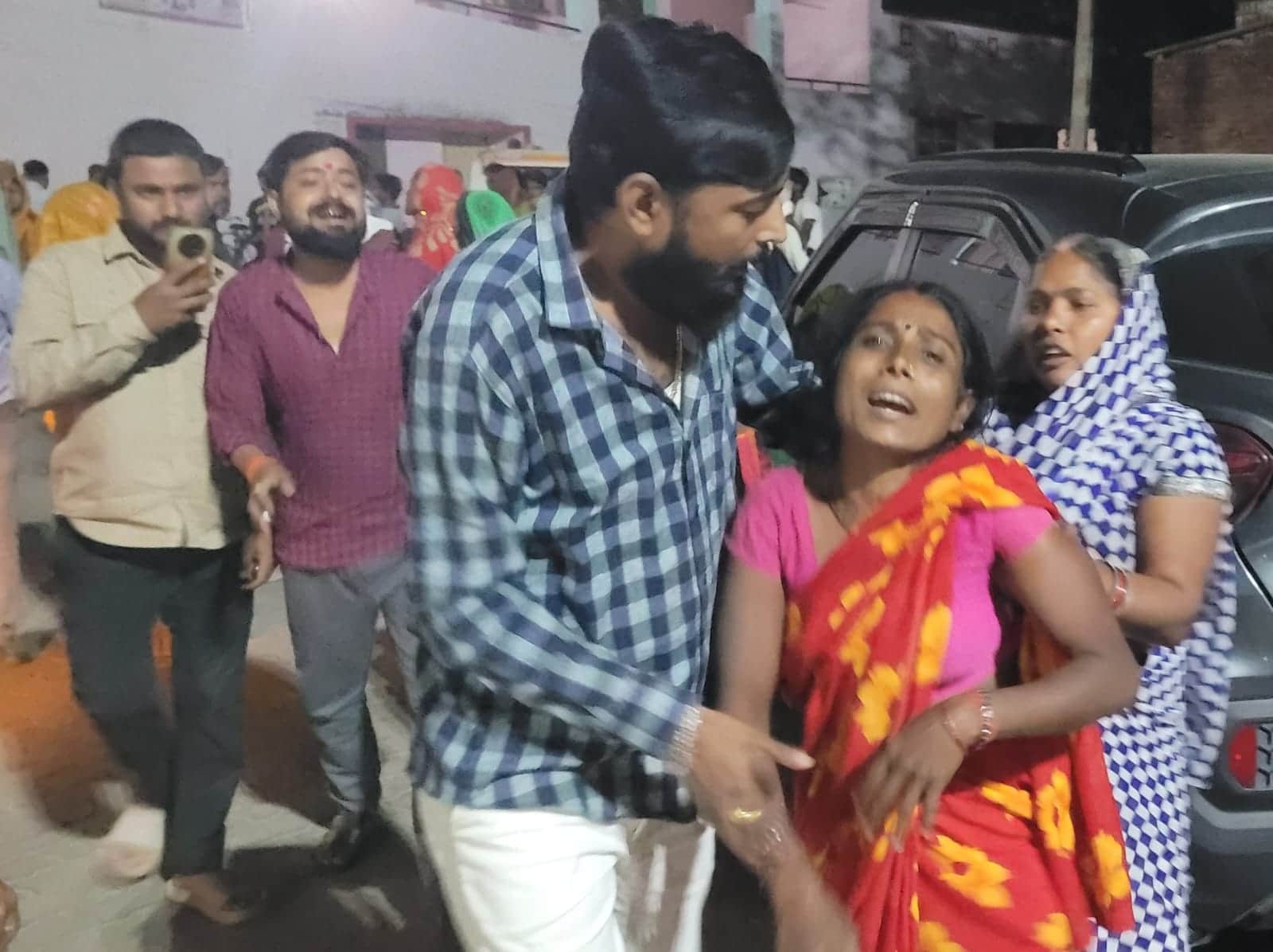 हादसे की खबर पर बेसुध हो गए परिजन।