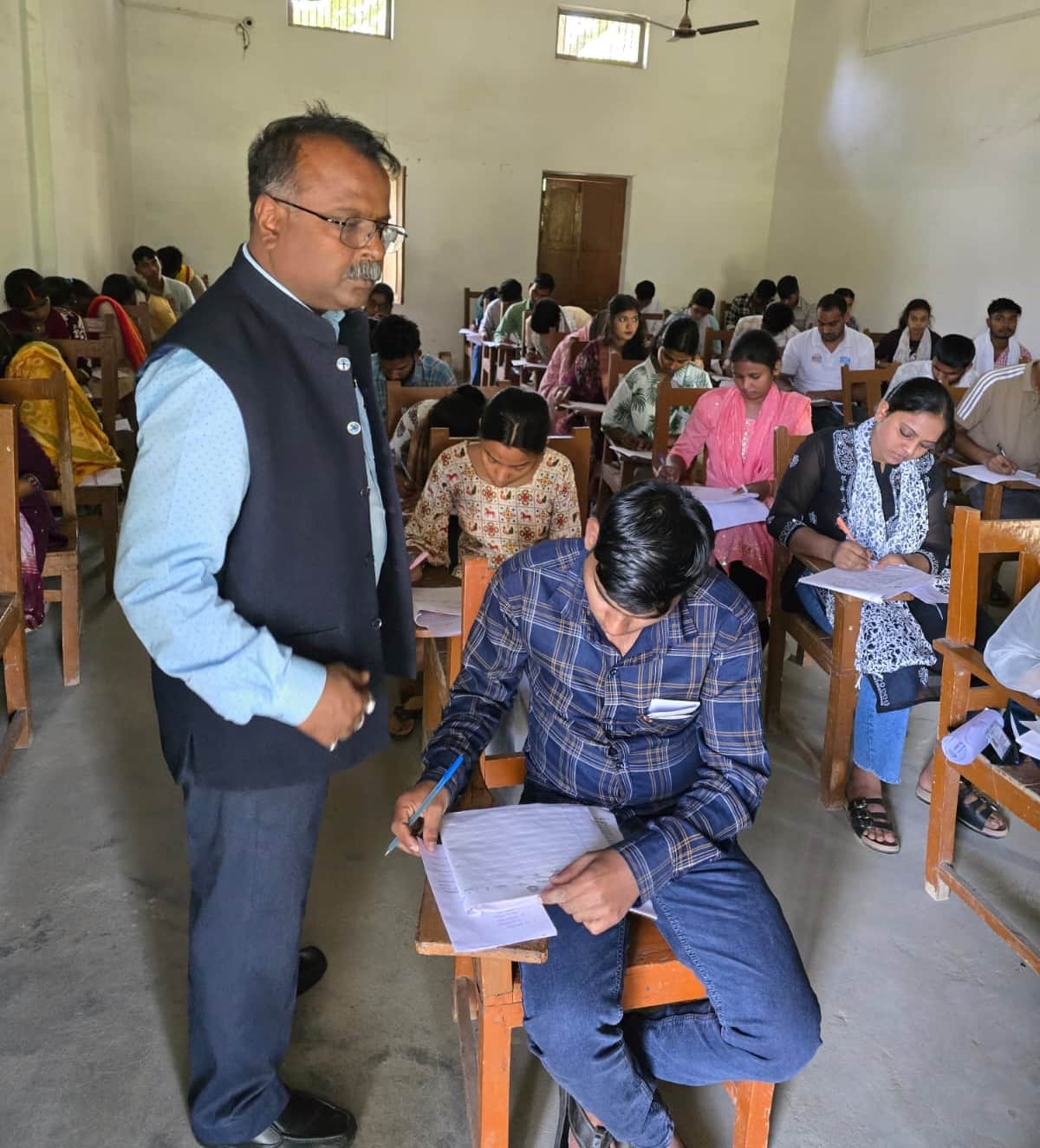 जेएनसीयू में चल रहे परीक्षा का निरीक्षण करते कुलपति प्रो. संजीत कुमार गुप्ता। विवि