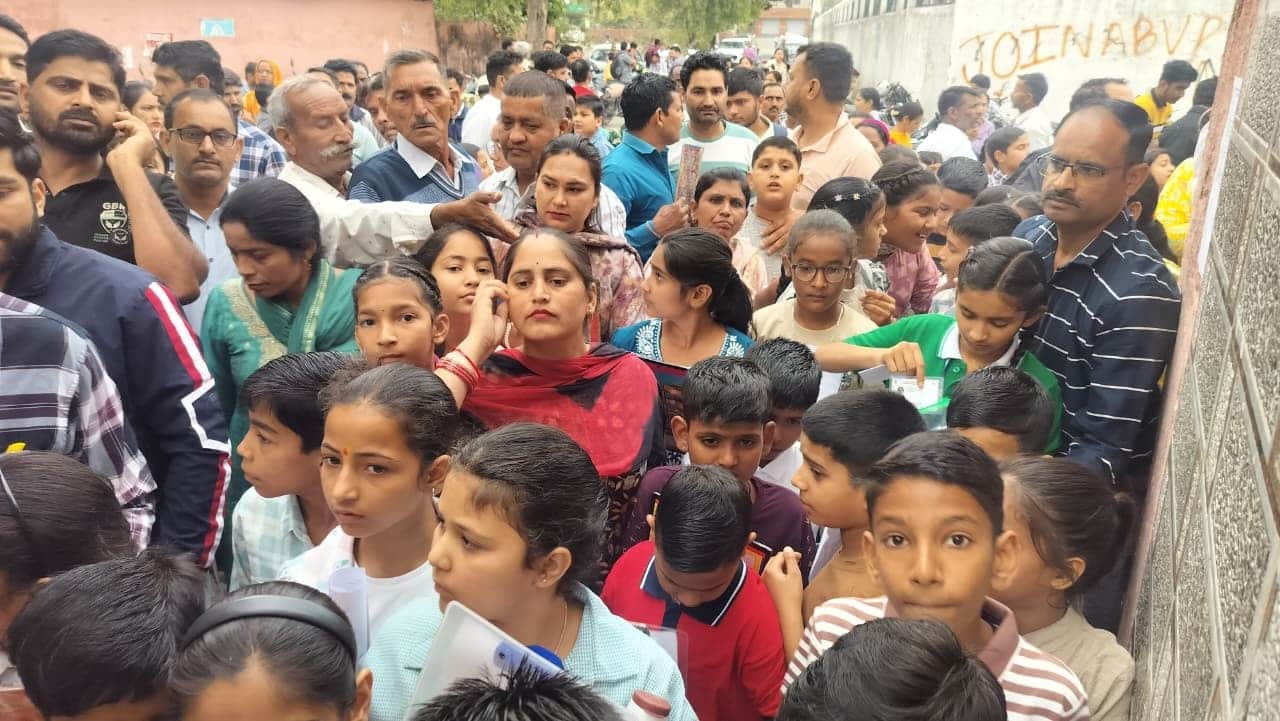 जेएनवी परीक्षा के लिए केंद्र के बाहर पहुंचे छात्र और अभिभावकसंवाद