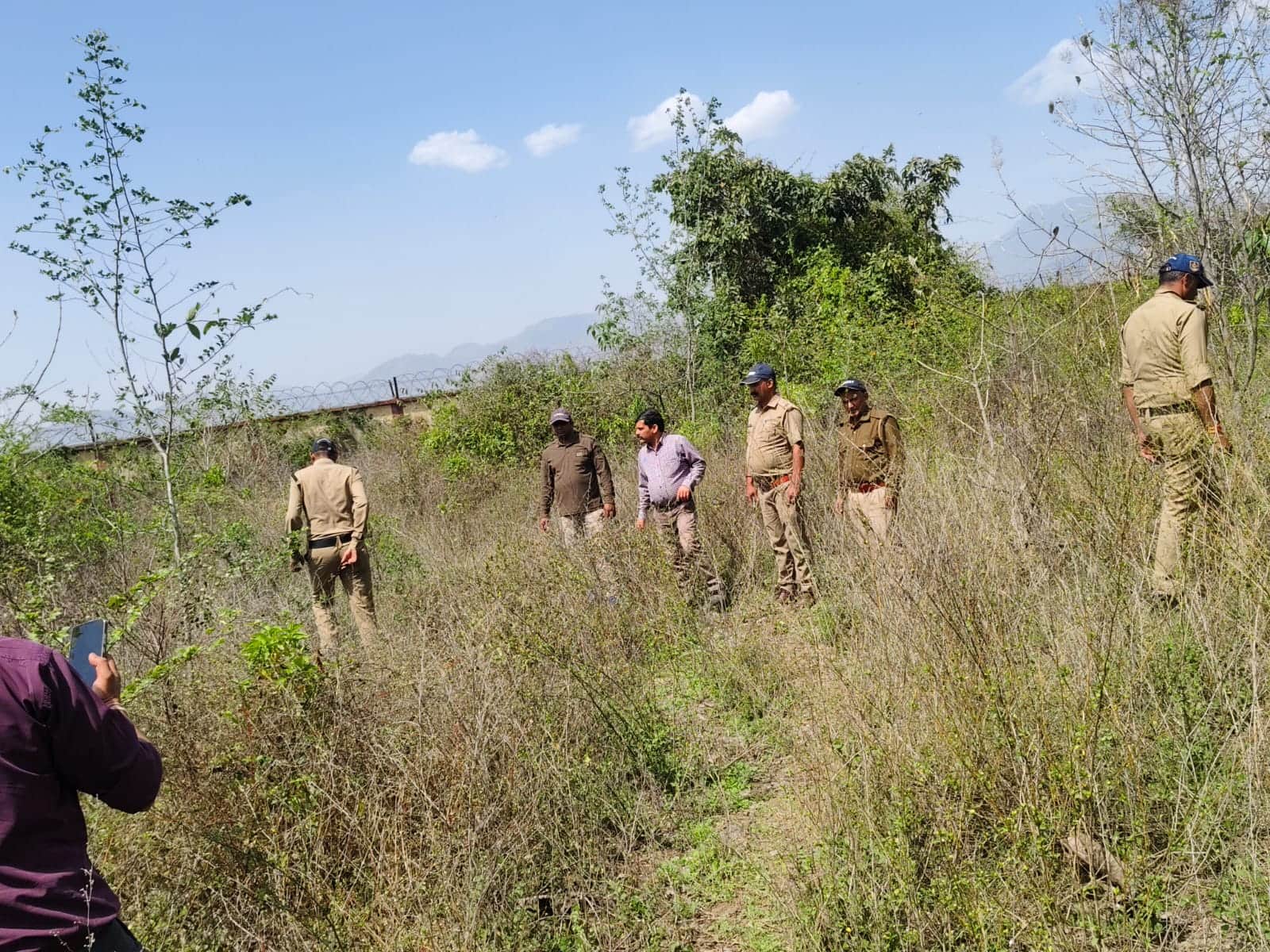 जंगल में कांबिंग करती पुलिस और वन विभाग की टीम: पुलिस