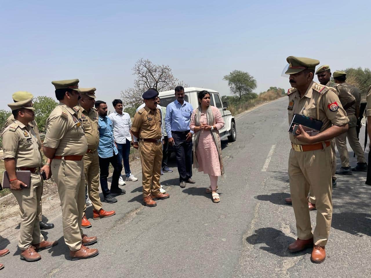 जहांगीरगंज के बिड़हर पुलिस चौकी के निकट रविवार को निरीक्षण करने पहुंची  एसपी प्राची सिंह।संवाद
