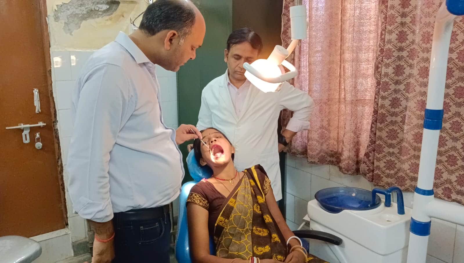 जिला अस्पताल में दांत का इलाज करते चिकित्सक। संवाद