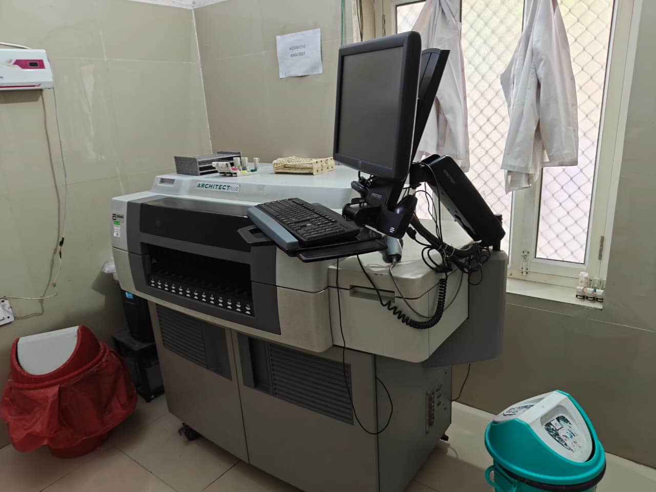 जिला चिकित्सालय की पैथोलॉजी लैब में बंद पड़ी थायराइड जांच की मशीन। संवाद