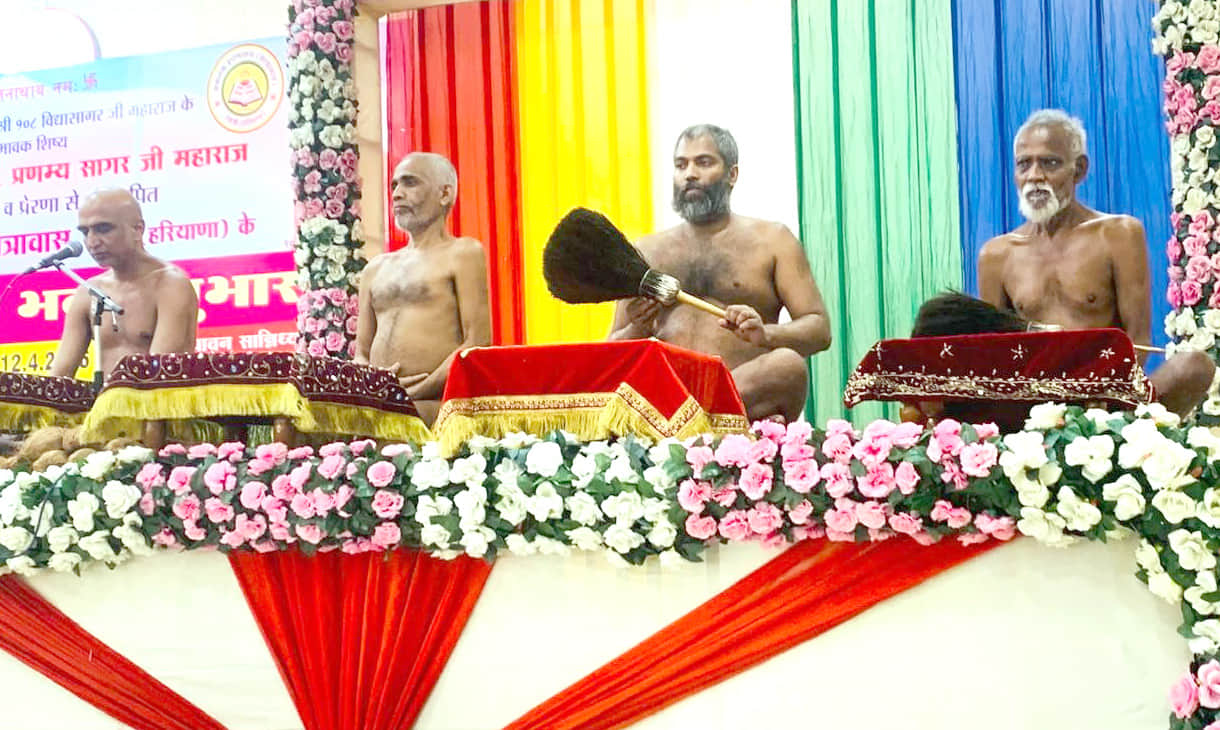 जैन नसियाजी मंदिर में आयोजित कार्यक्रम में उपस्थित जैन मुनि। स्रोत : संस्था
