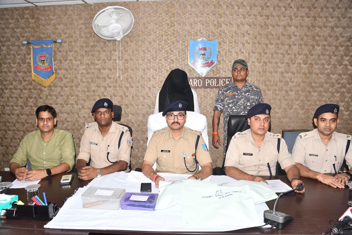 जानकारी देते पुलिस अधिकारी